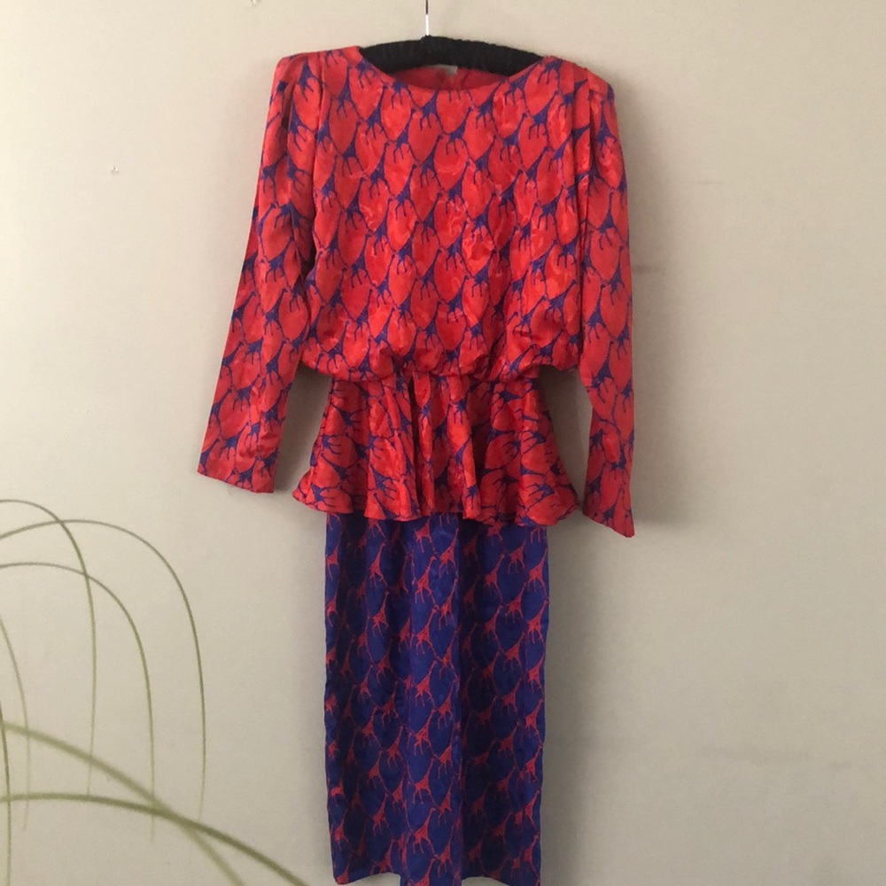 Iconic 80s red and blue giraffe print dress 🦒